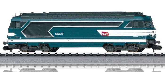 Locomotive diesel BB 67400, livrée bleue à plaques, avec jupes, SNCF